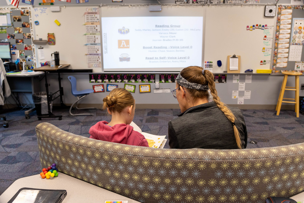Para and kid reading together.