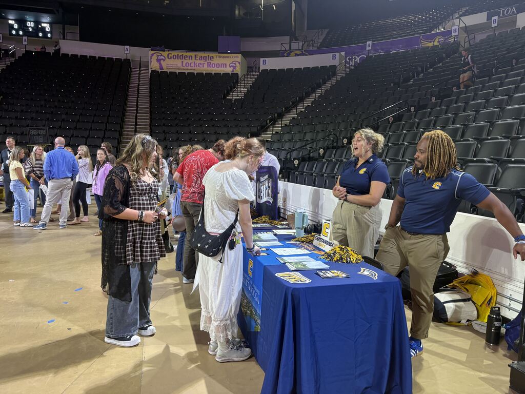 Students speaking with college and career reps