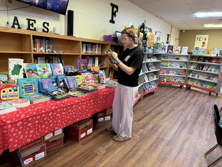 students shopping at the book fair