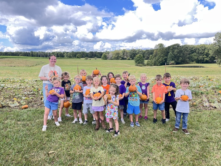 Our kindergarteners had the BEST time at the pumpkin patch today! 🧡🎃 They enjoyed exploring, making memories with their friends and teachers, and soaking up all the fall fun! 🍁🌻