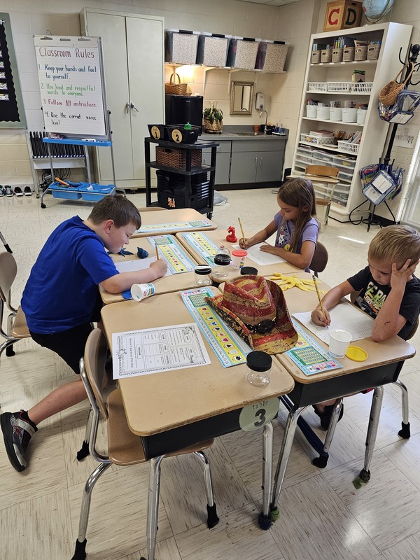2nd grade student writing a story