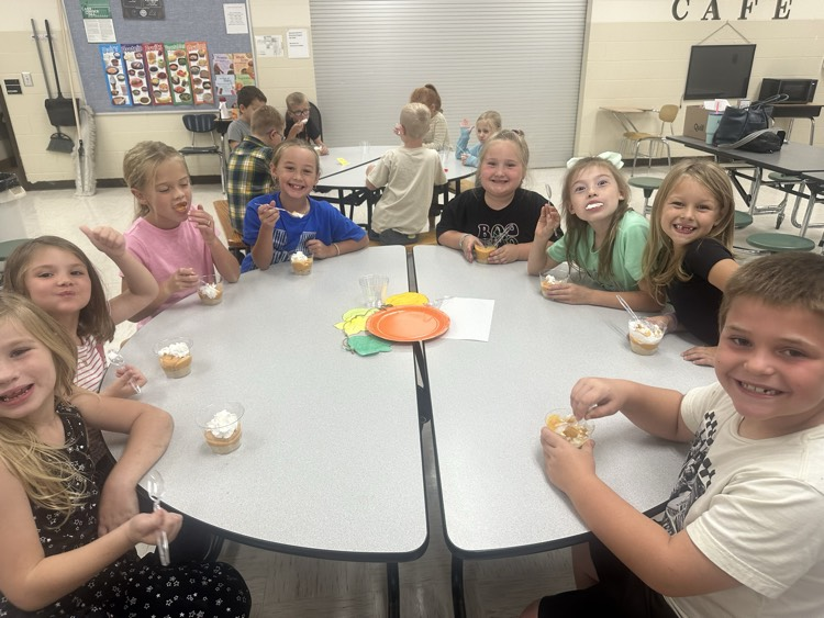 first graders trying the pumpkin pie