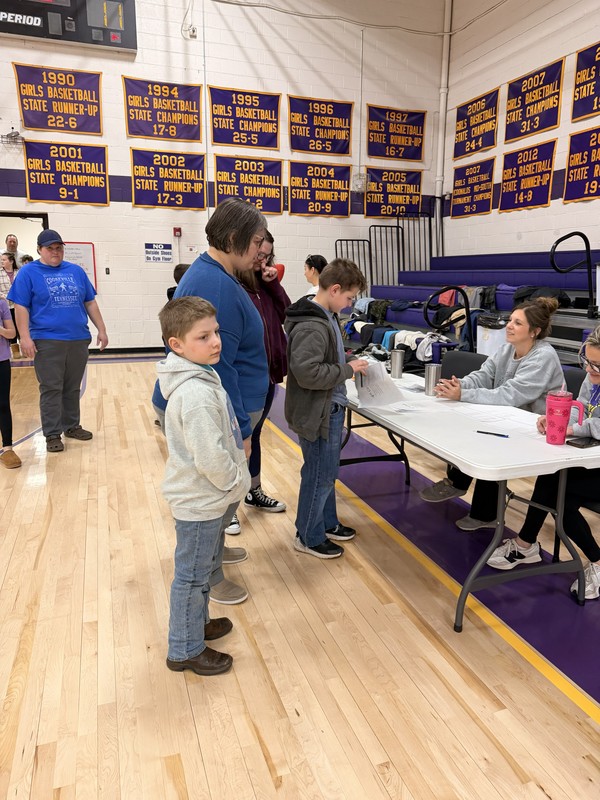 Students pick up food