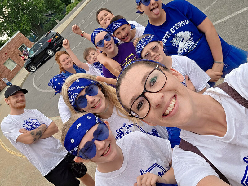 On the Run coach takes selfie with students and staff involved in ODY's on the Run program
