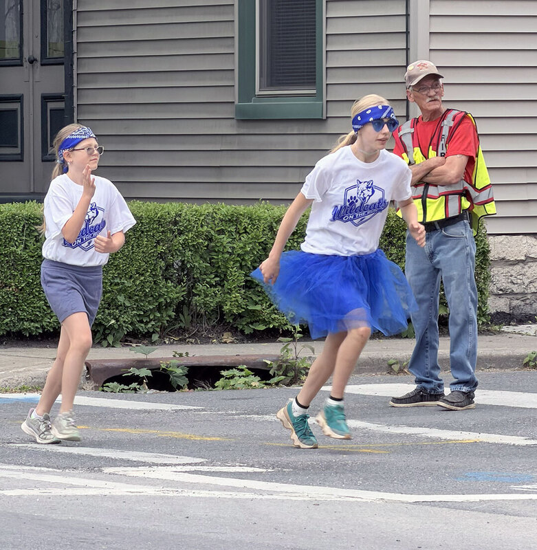 Two students on ODY On the Run team running along the course