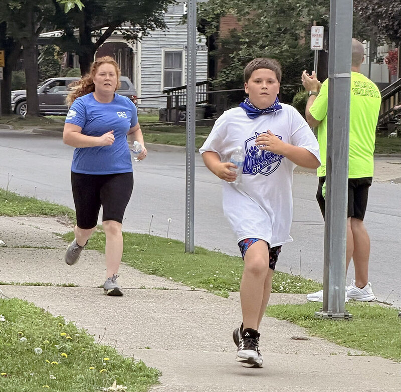 A student and adult on ODY On the Run team running along the course