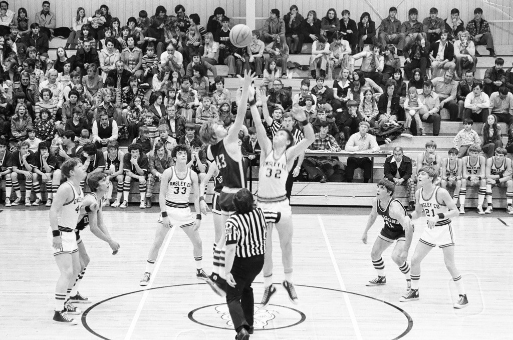 1975/76 Owls vs Pine Knot Dragons - Opening Tip