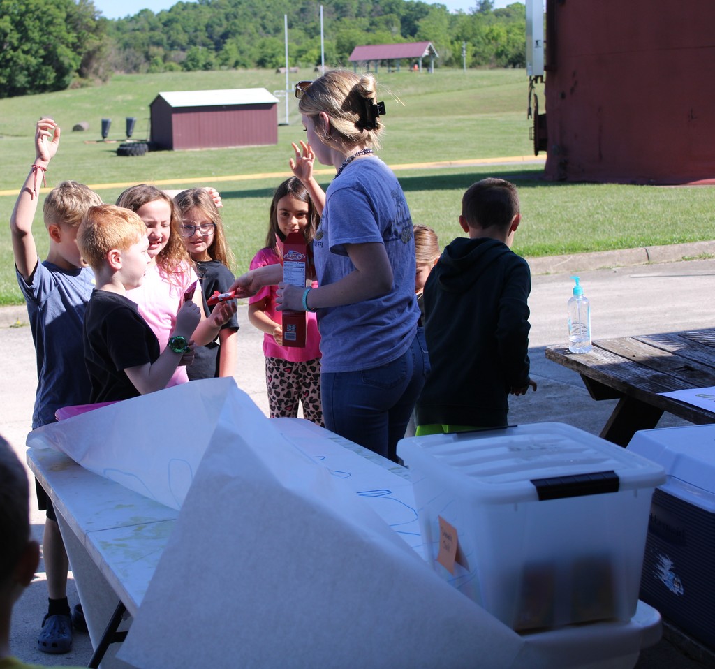 Luray Elementary Visits Luray High School Food For America Event