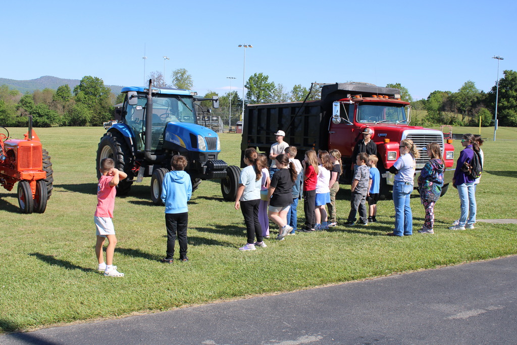 Luray Elementary Visits Luray High School Food For America Event