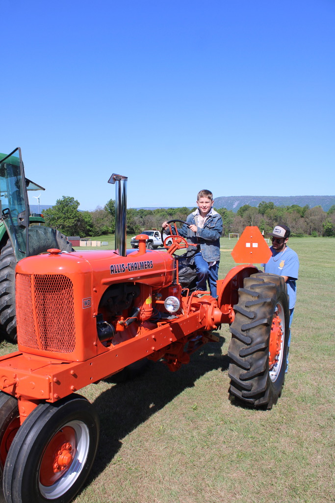 Luray Elementary Visits Luray High School Food For America Event
