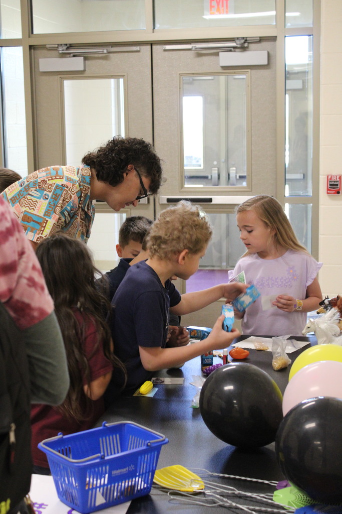 Luray Elementary Visits Luray High School Food For America Event