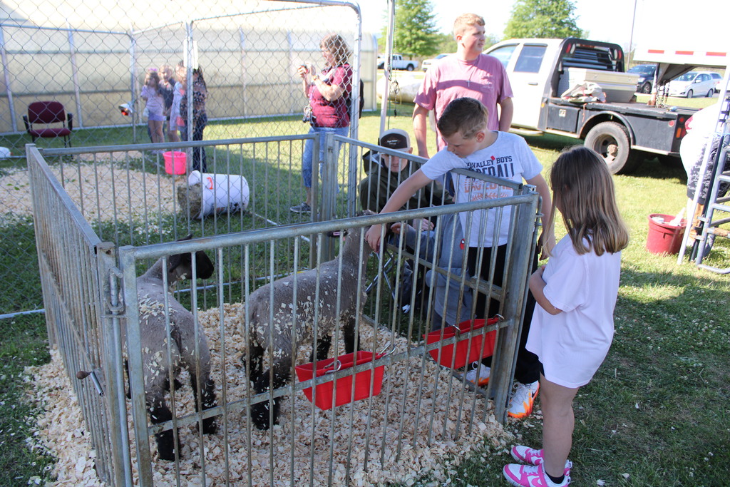 Luray Elementary Visits Luray High School Food For America Event