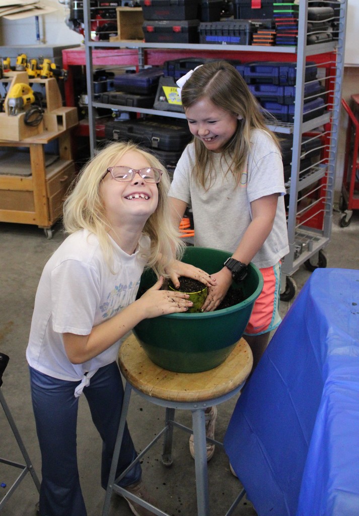 Luray Elementary Visits Luray High School Food For America Event