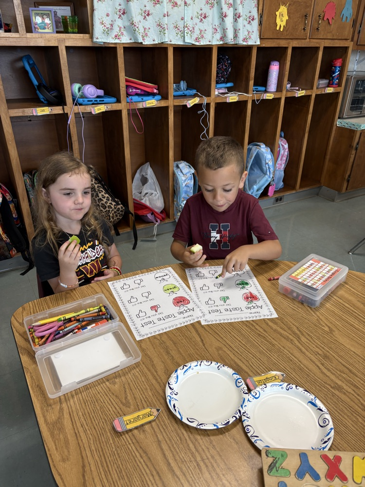 kids apple tasting