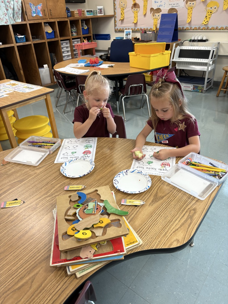 kids tasting apples