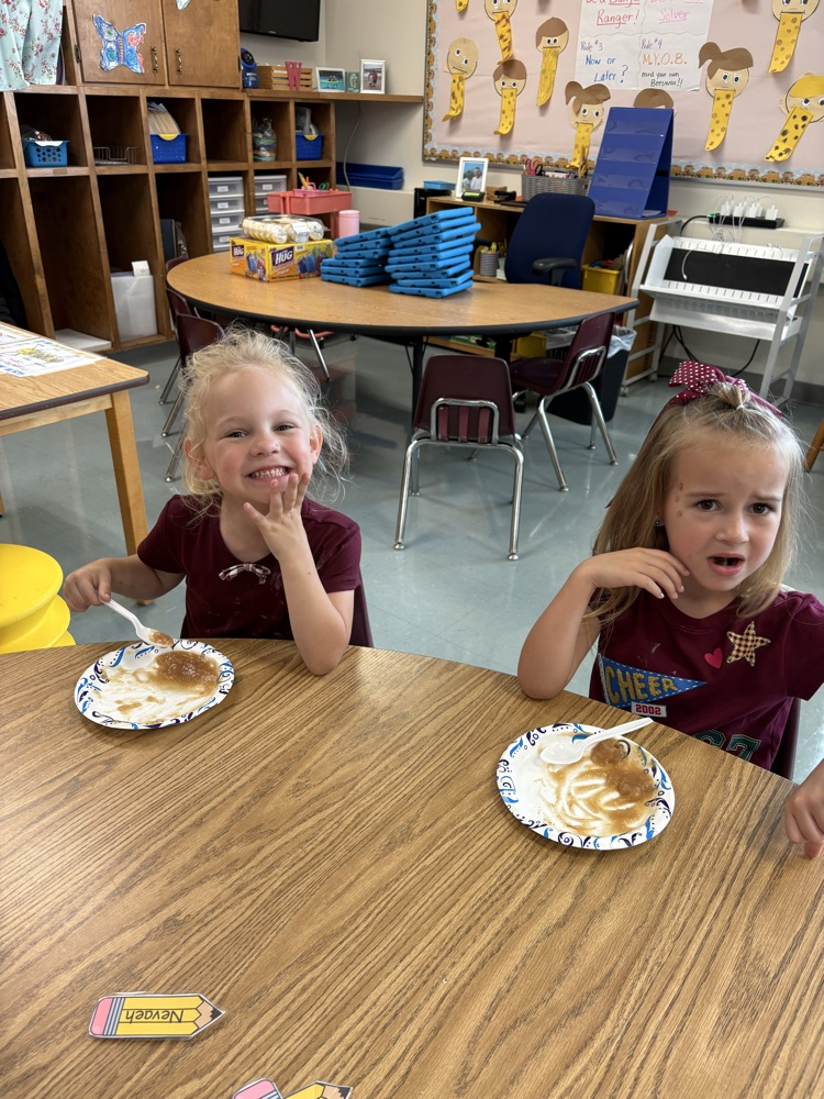 kindergarteners making applesauce