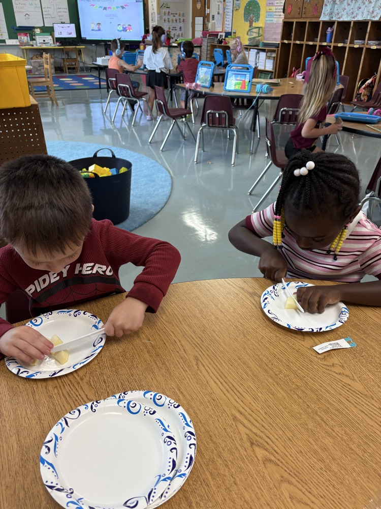 kindergarteners eating applesauce