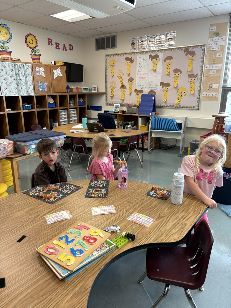 students eating pizza