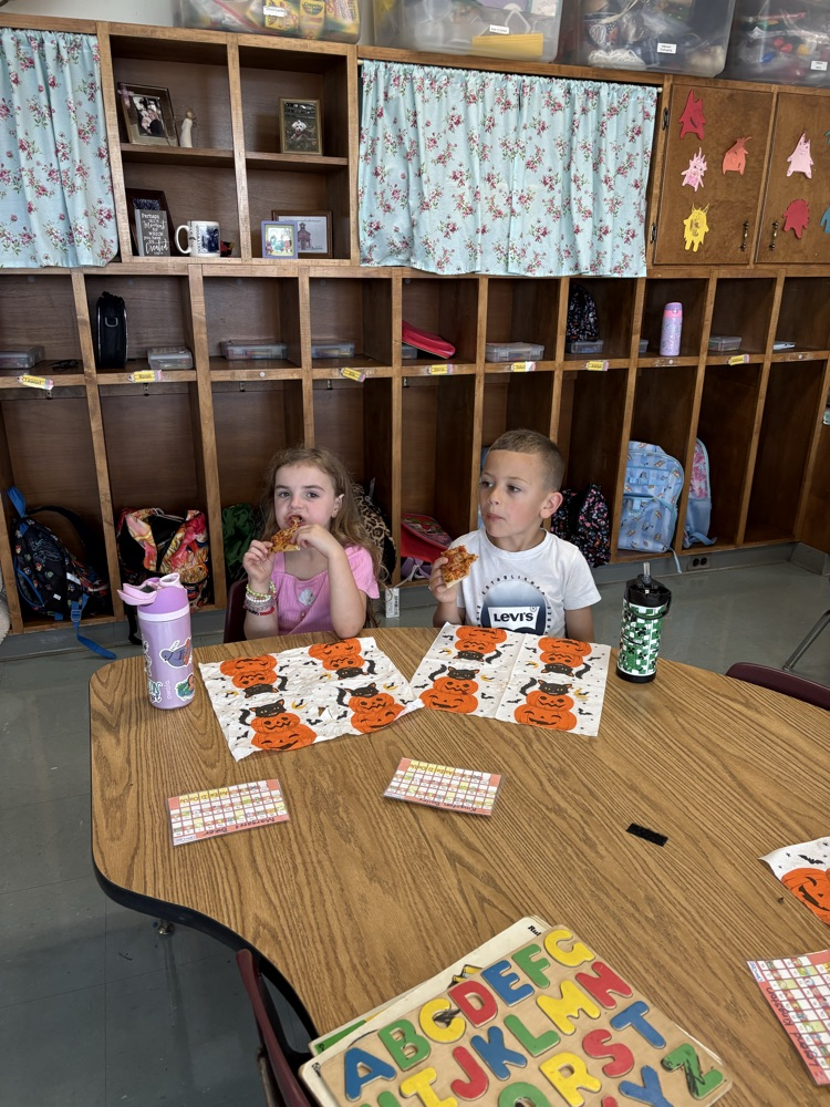 kids eating pizza