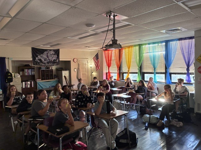 7th grade students love their apples