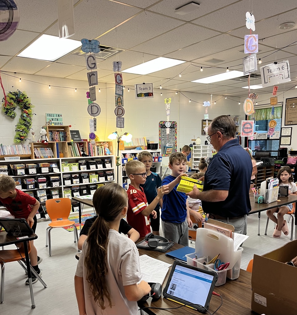 Kiwanis handing out dictionaries in 3rd grade