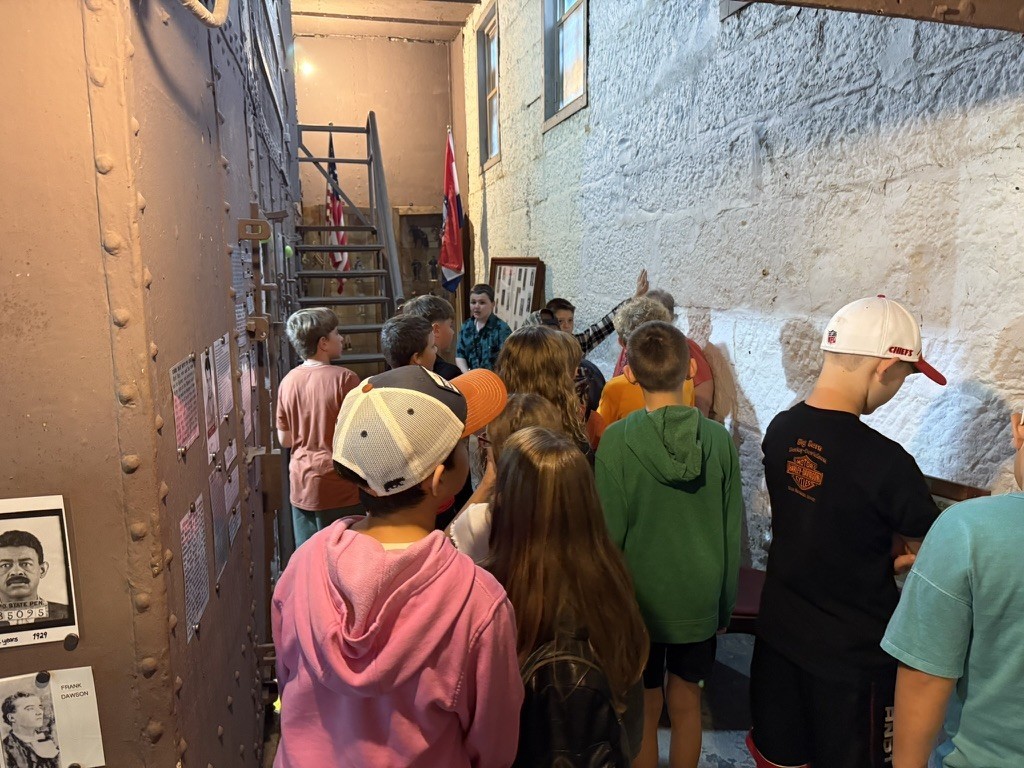 Palmyra Middle School 5th graders take a tour of Palmyra historical sites