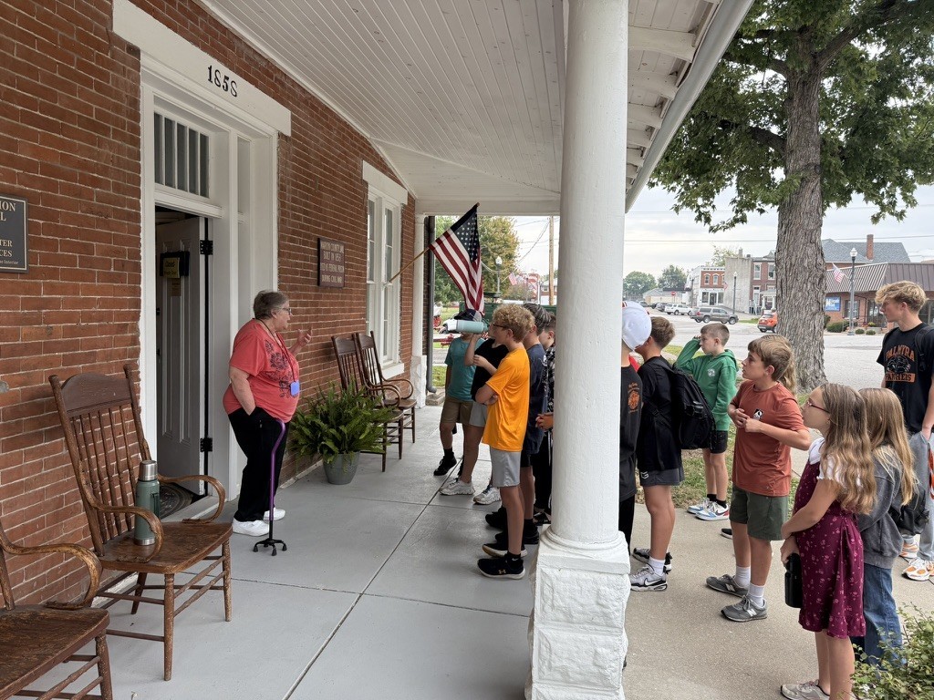 Palmyra Middle School 5th graders take a tour of Palmyra historical sites