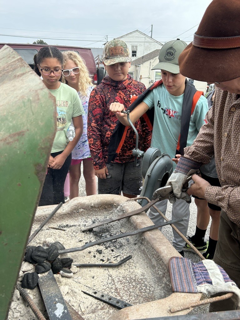 Palmyra Middle School 5th graders take a tour of Palmyra historical sites