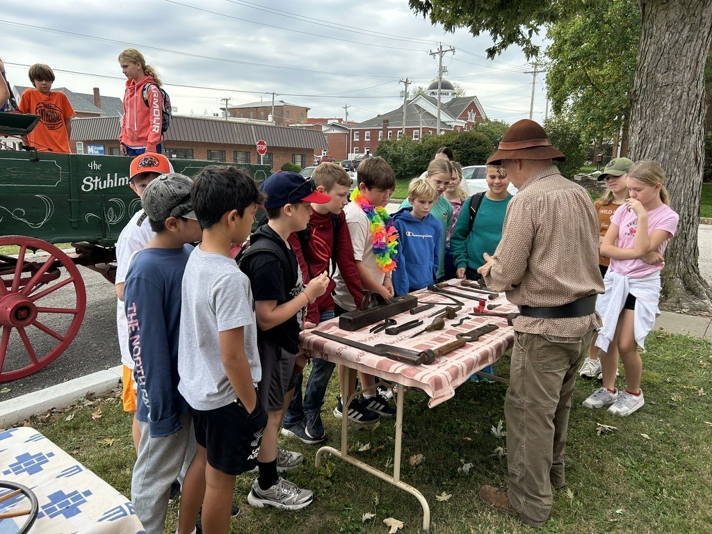 Palmyra Middle School 5th graders take a tour of Palmyra historical sites