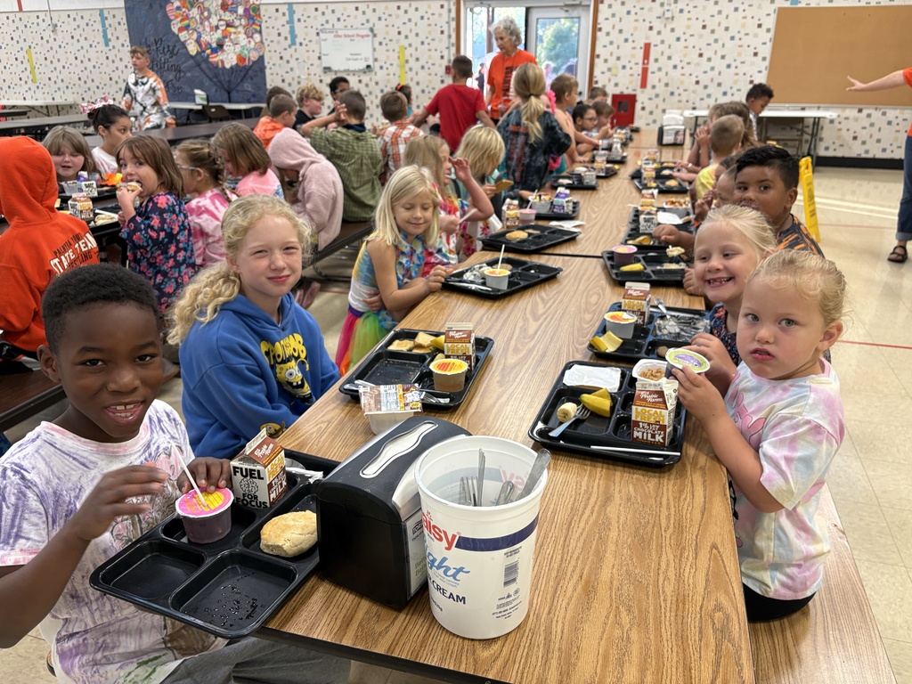 PES Students eating breakfast on Homecoming morning