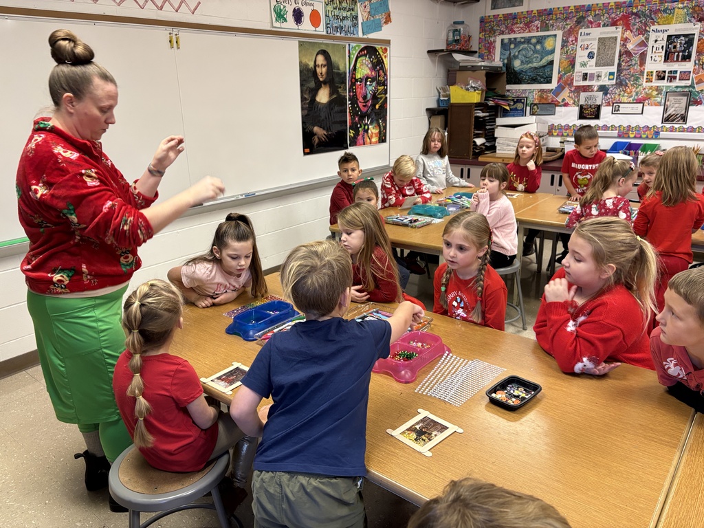 Palmyra Elementary students work hard on crafts to take home to their family