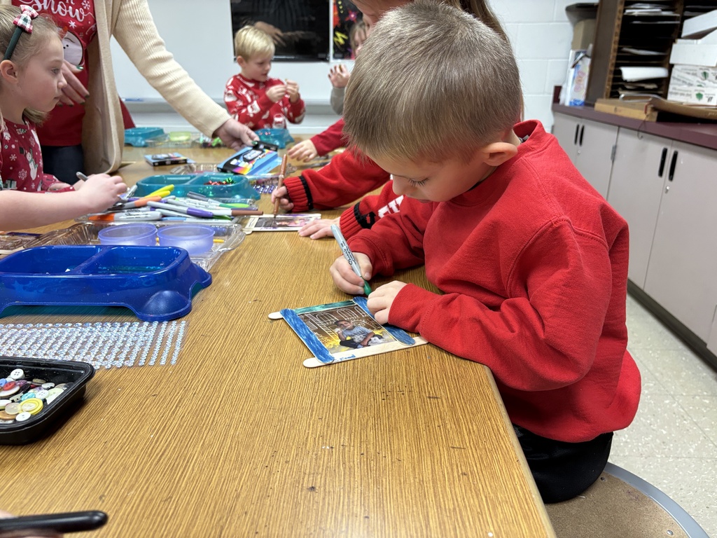 Palmyra Elementary students work hard on crafts to take home to their family