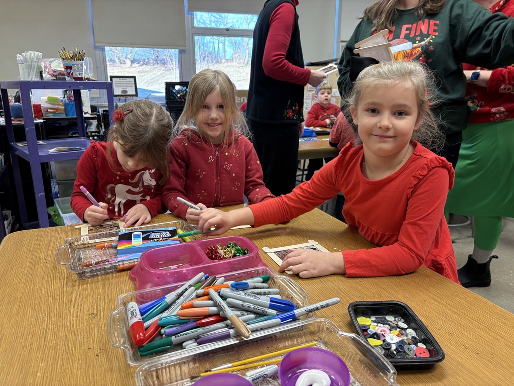Palmyra Elementary students work hard on crafts to take home to their family
