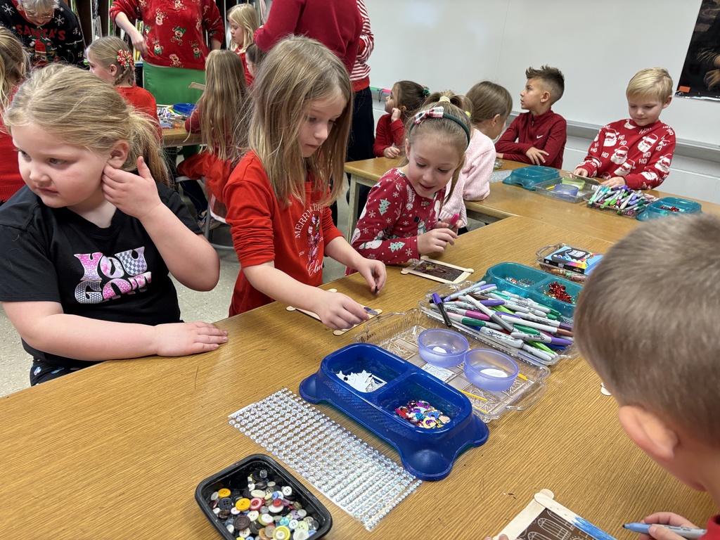 Palmyra Elementary students work hard on crafts to take home to their family