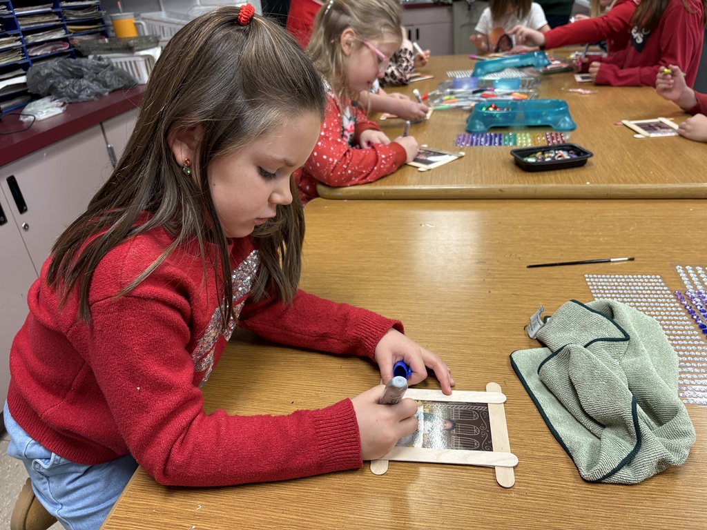 Palmyra Elementary students work hard on crafts to take home to their family
