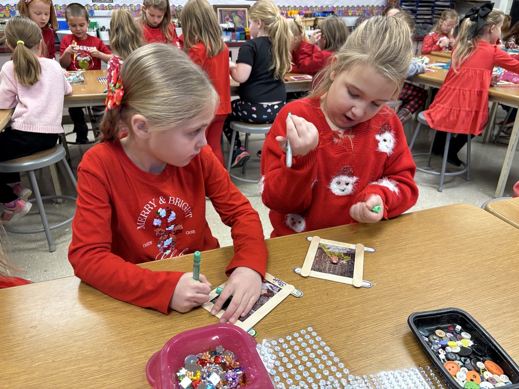 Palmyra Elementary students work hard on crafts to take home to their family