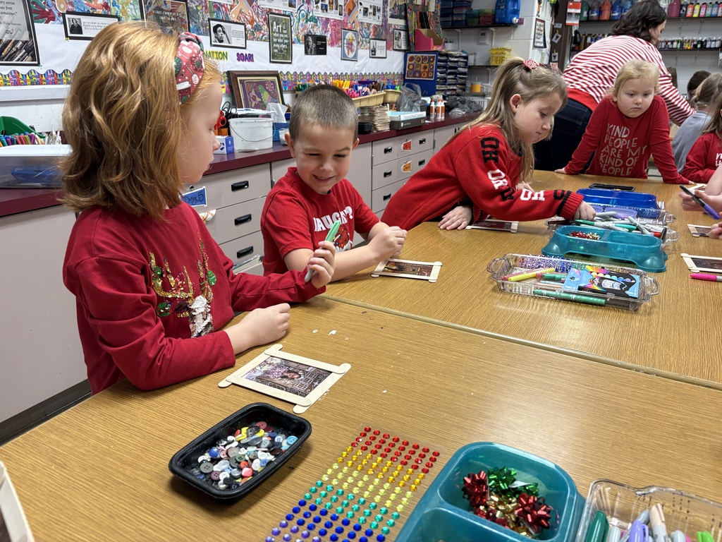 Palmyra Elementary students work hard on crafts to take home to their family