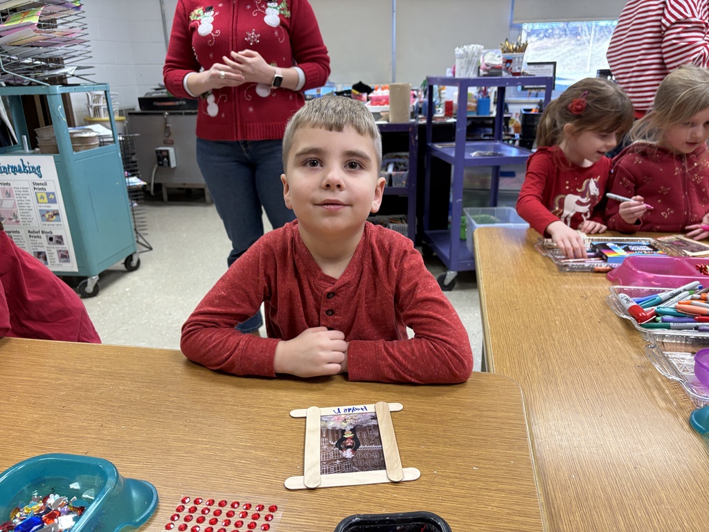 Palmyra Elementary students work hard on crafts to take home to their family