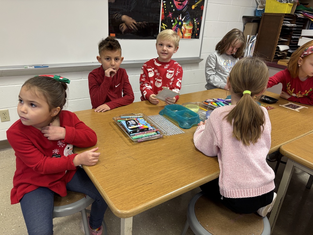 Palmyra Elementary students work hard on crafts to take home to their family