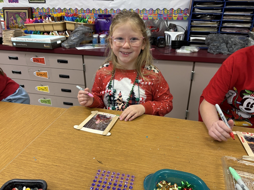 Palmyra Elementary students work hard on crafts to take home to their family