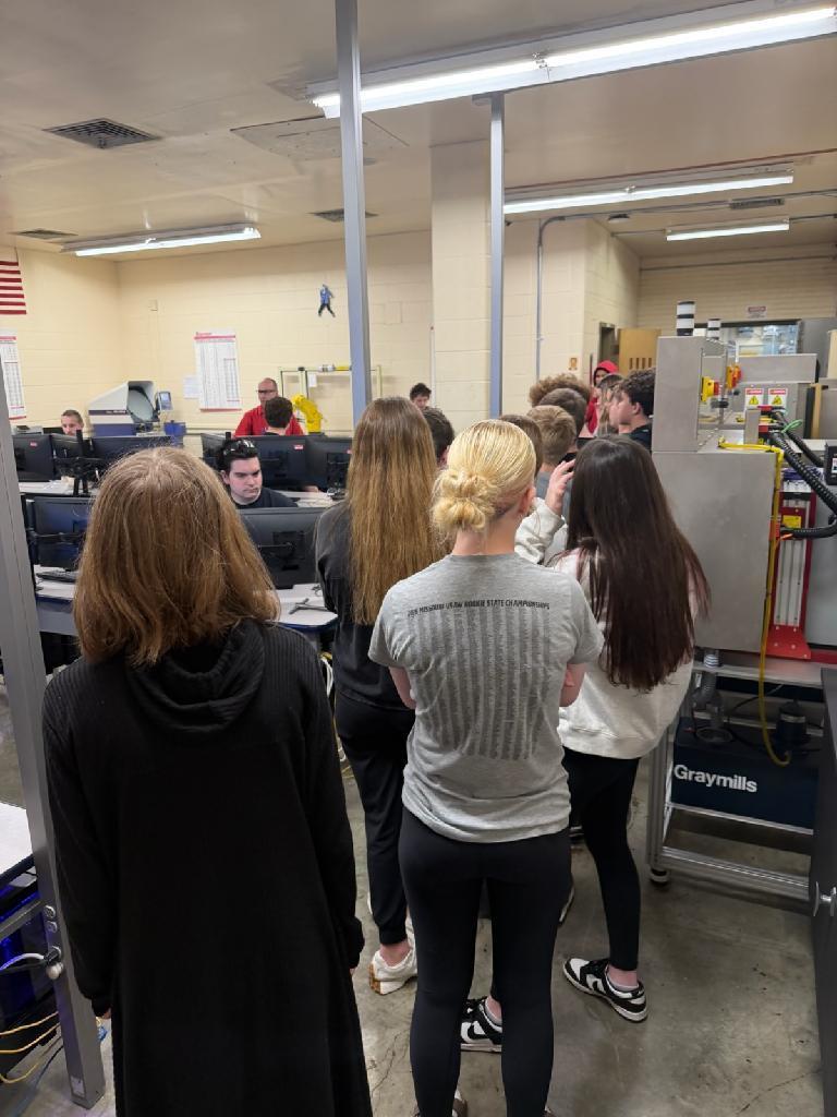 Palmyra Middle School students tour the machine tooling area at HCTC