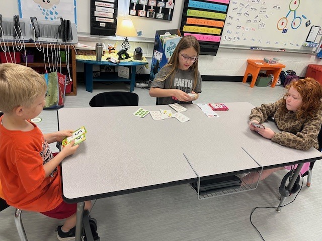 4th grade PACE student playing a game with kindergarten students