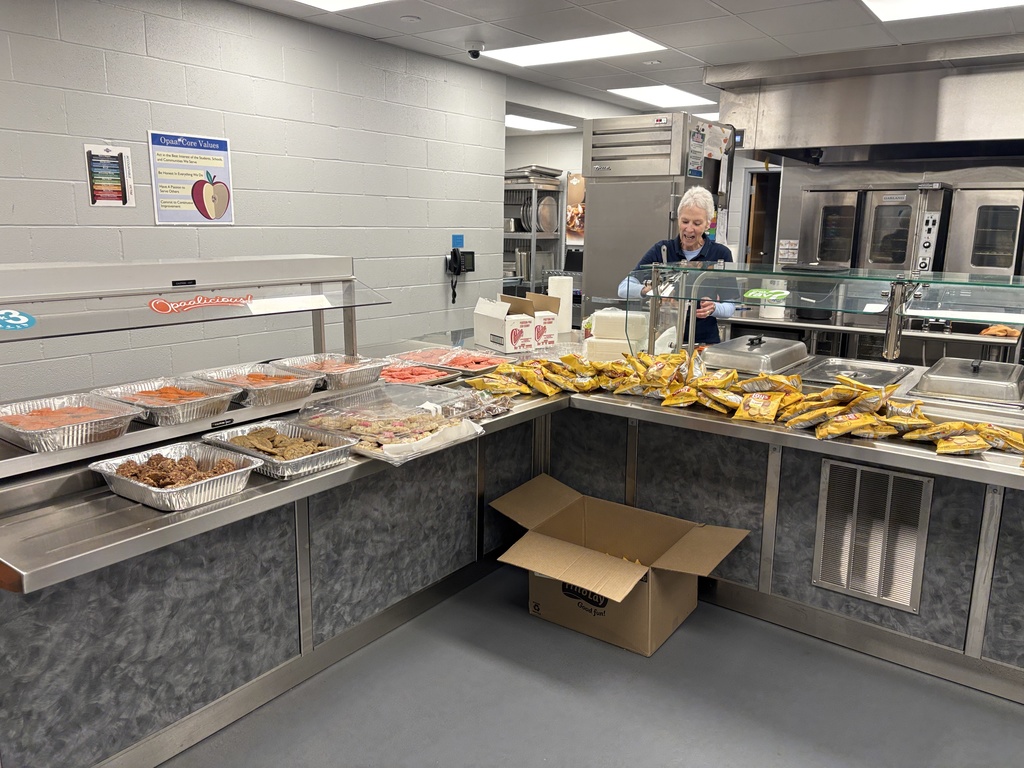 Kiwanis members serving desserts for luncheon