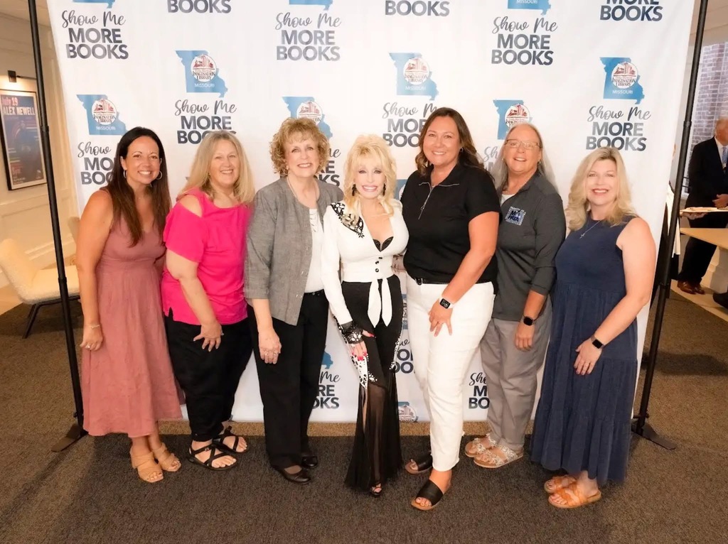 Kathy Nicholson meeting Dolly Parton at Show Me More Books event