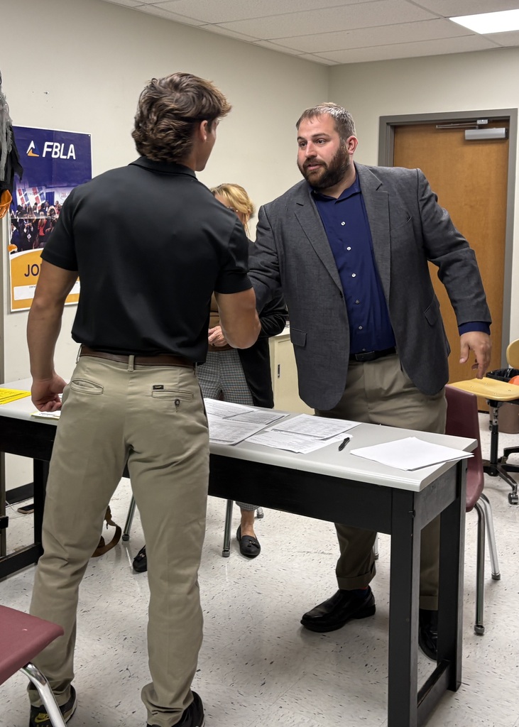 student introducing himself during mock interview 