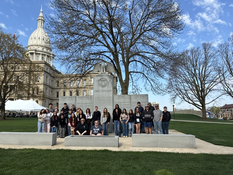 students in front of the Capitol building