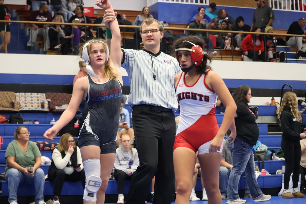 Freshman Maddie Nelson wins her second round match.