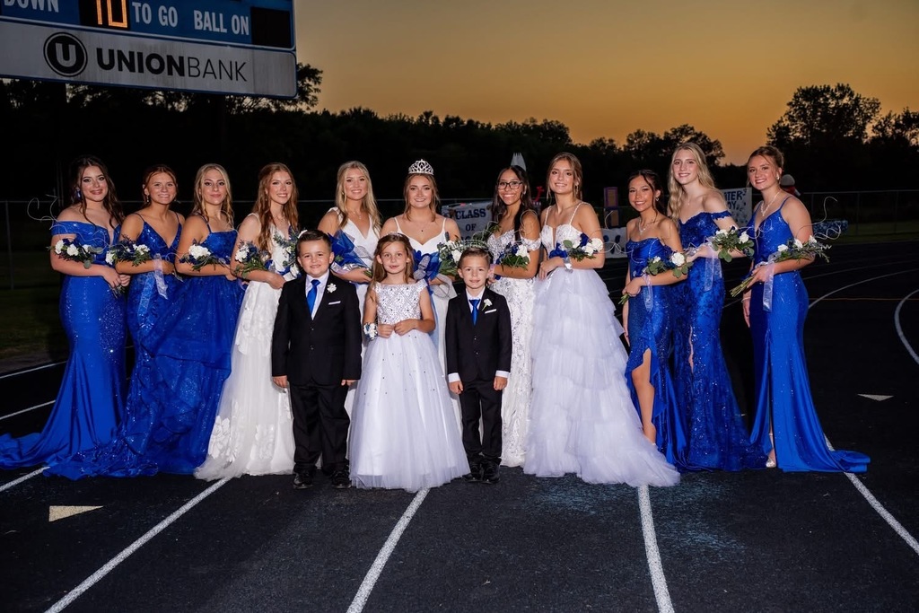 2025 Homecoming Queen, Lauryn Friemel, and her court.