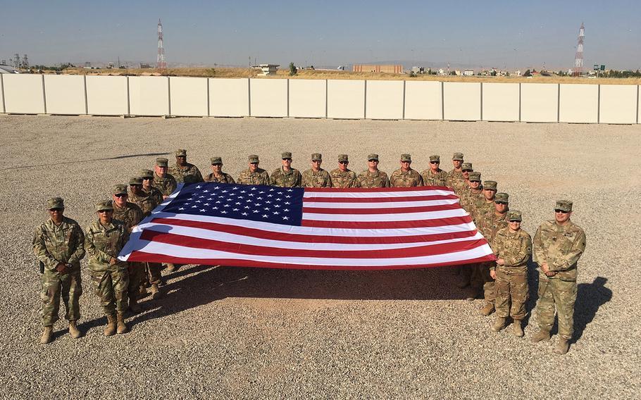 soliders nad flag
