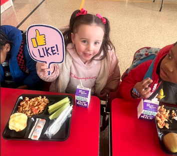 kids with lunchj